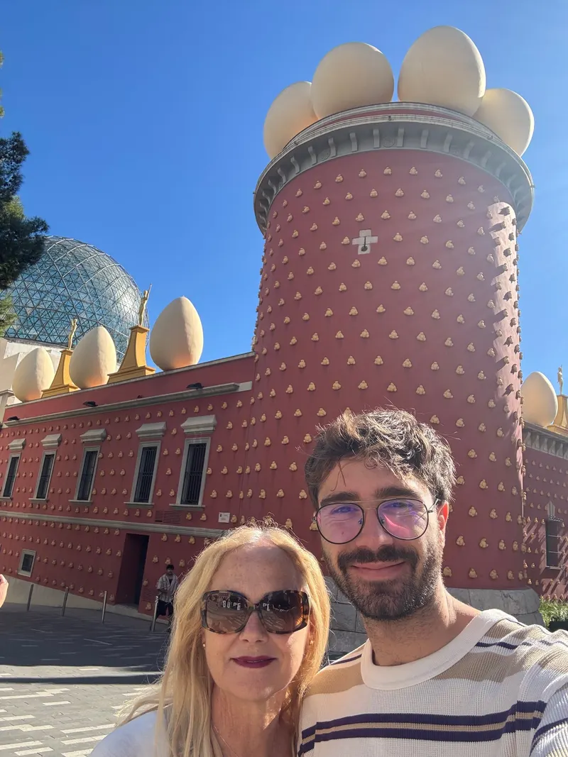 Selfie in front of the egg-topped facade of the Dalí Theatre-Museum in Figueres
