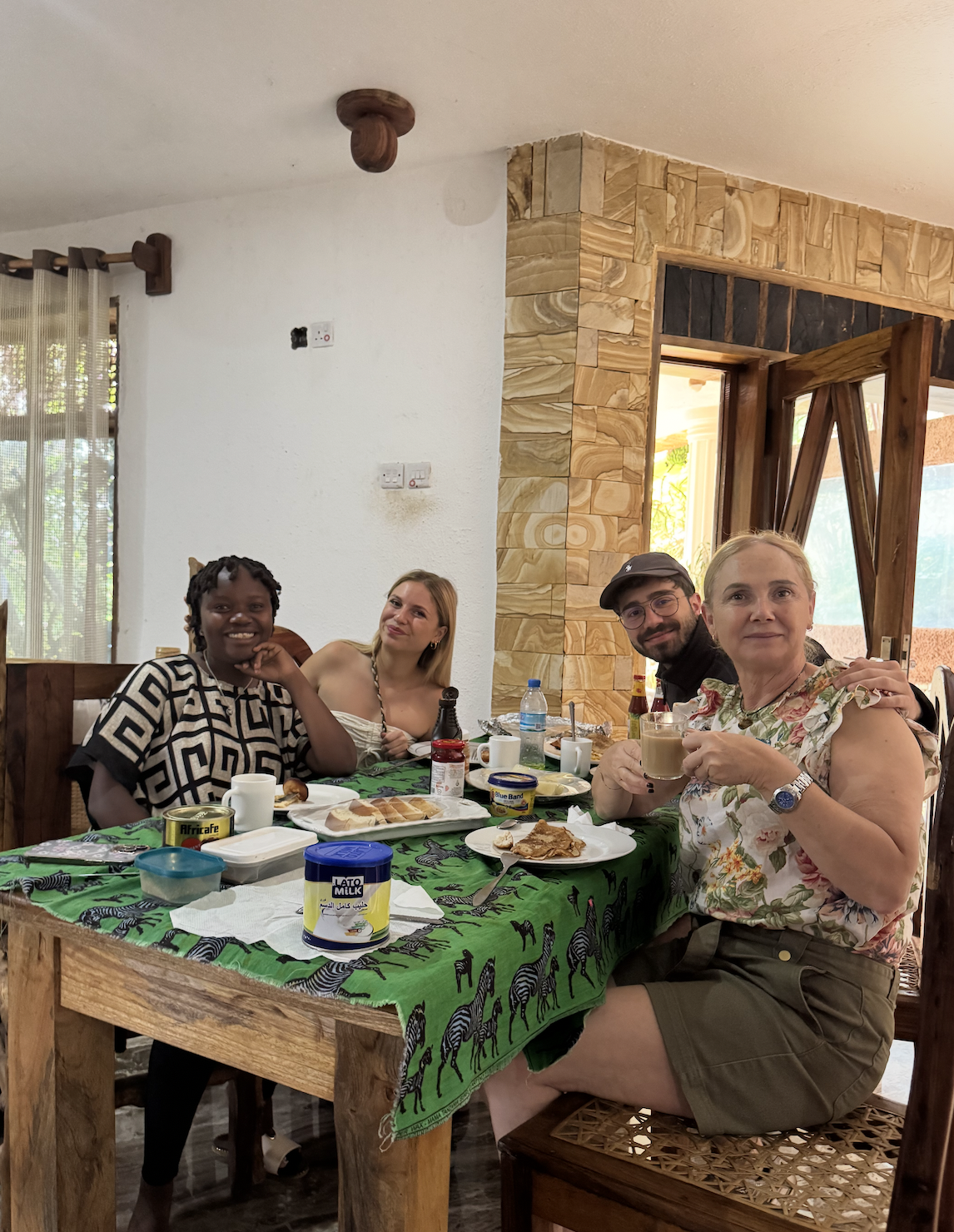 Breakfast with safari cook in the lodge